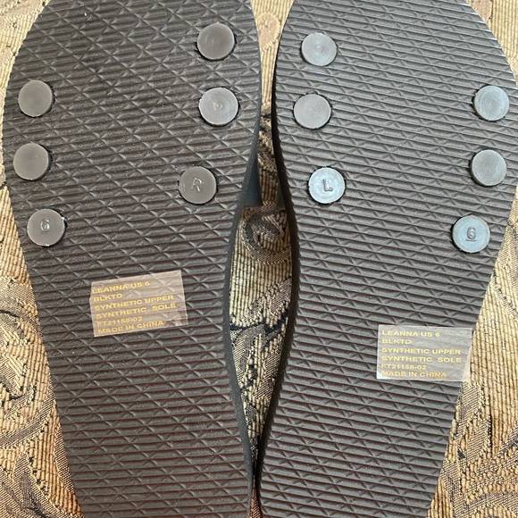 1-pair (IRREGULAR) of flip flops sandals black PVC with rhinestones - Picture 4 of 5